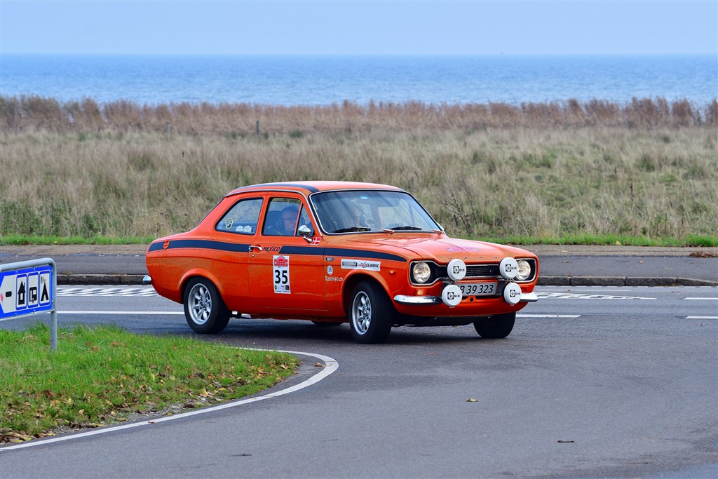 Med Øresund som baggrund drejer vinderne af Oresund Rally, Finn Kristensen fra Silkeborg og Erik Rasmussen fra Ry, ind på en bivej på vej mod totalsejren i deres Ford Escort Mexico fra 1973 .
(Foto: Morten Dam)